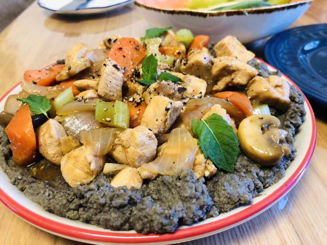 ㊙️ 鸡腿肉佐黑松露鹰嘴豆泥（胡姆斯）