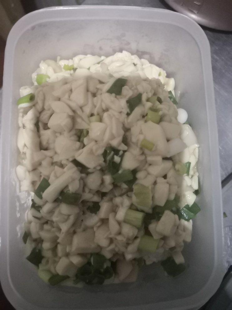 不放肉也超下饭的葱焖豆腐