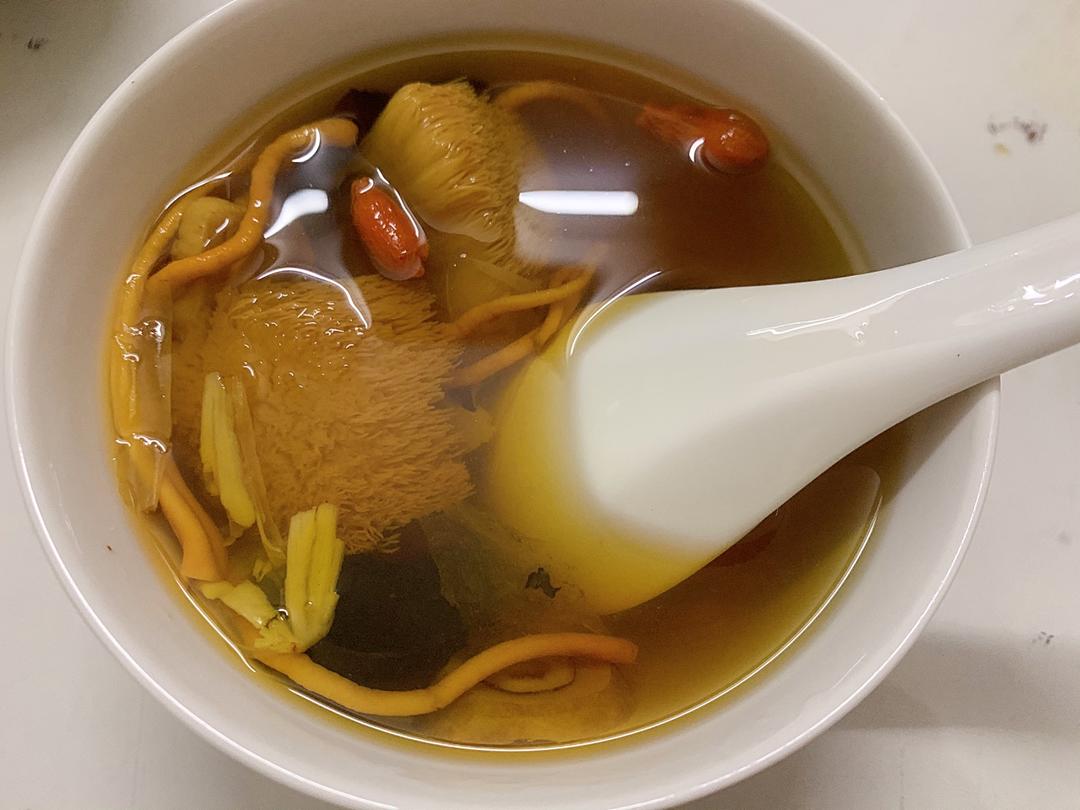 能喝出鸡汤味的猴头菇杂菌素汤