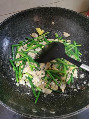 花甲肉炒韭菜花的做法 步骤4