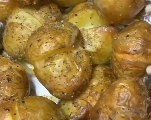 小姨妈焗小土豆（空气炸锅版。连皮烤，皮脆肉甜。一口咬下去，赞！）的做法