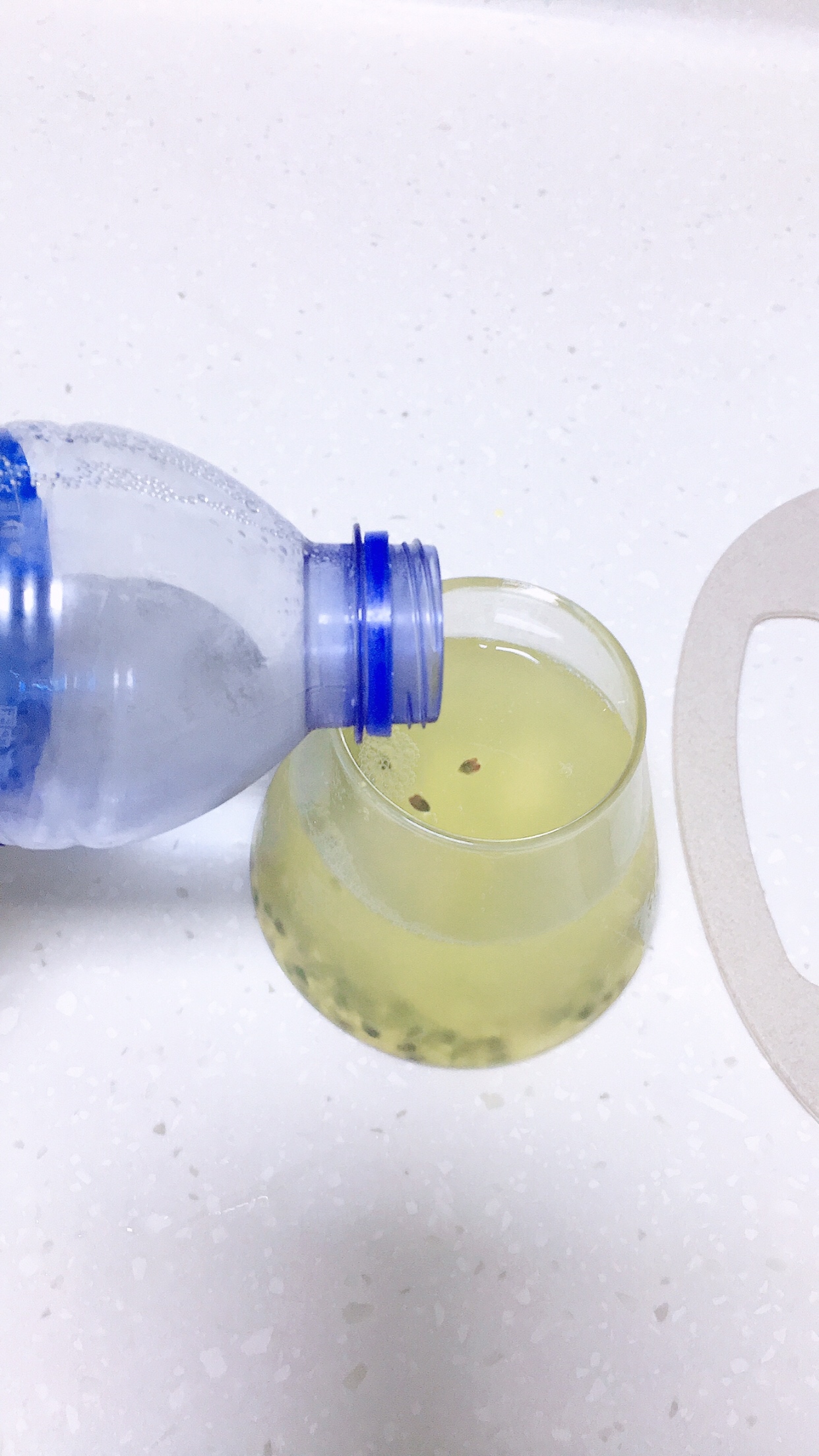 最适合夏季的饮品——百香果柠檬蜂蜜水的做法 步骤4