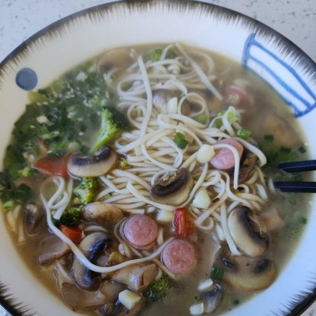 鲜美无比～汤都秒光‼️口蘑清汤面