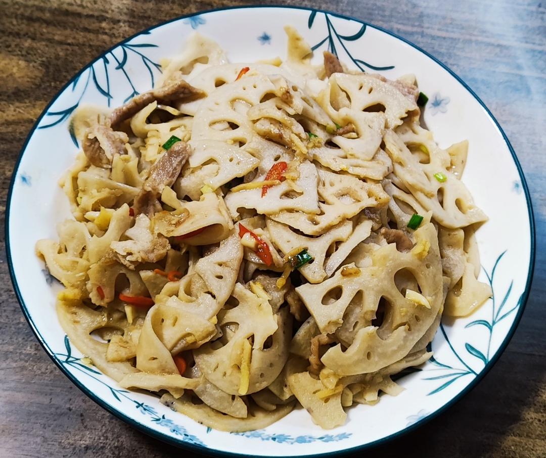 香辣爽脆的五花肉炒莲藕