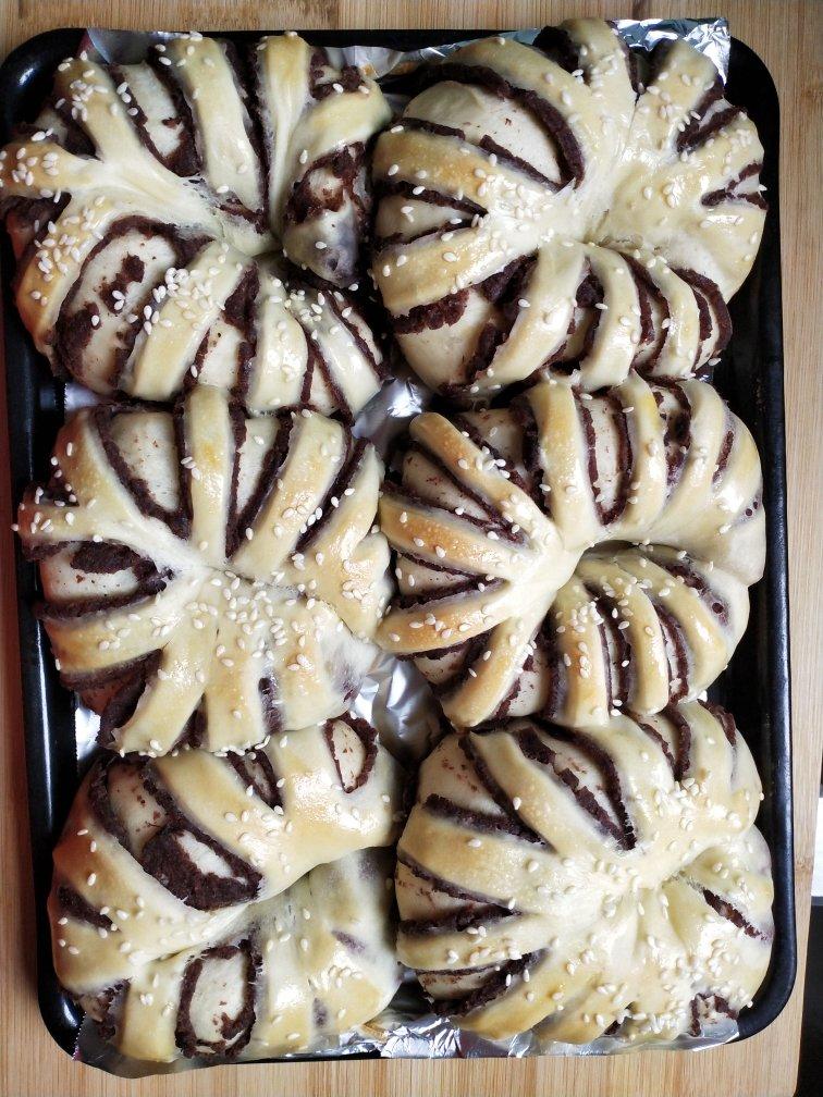 松软可口的红豆沙面包卷