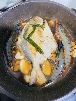 鲳鱼黑虎虾煮年糕的做法 步骤4