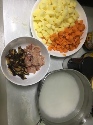 『铁工房』土豆胡萝卜香菇混焖饭的做法 步骤1
