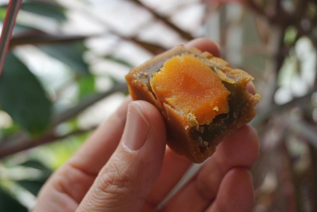 广式月饼－－蛋黄豆沙月饼