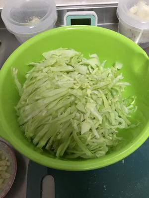京味炝炒圆白菜的做法 步骤2