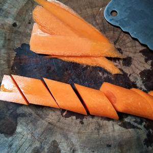怎样切菱形胡萝卜的做法 步骤3