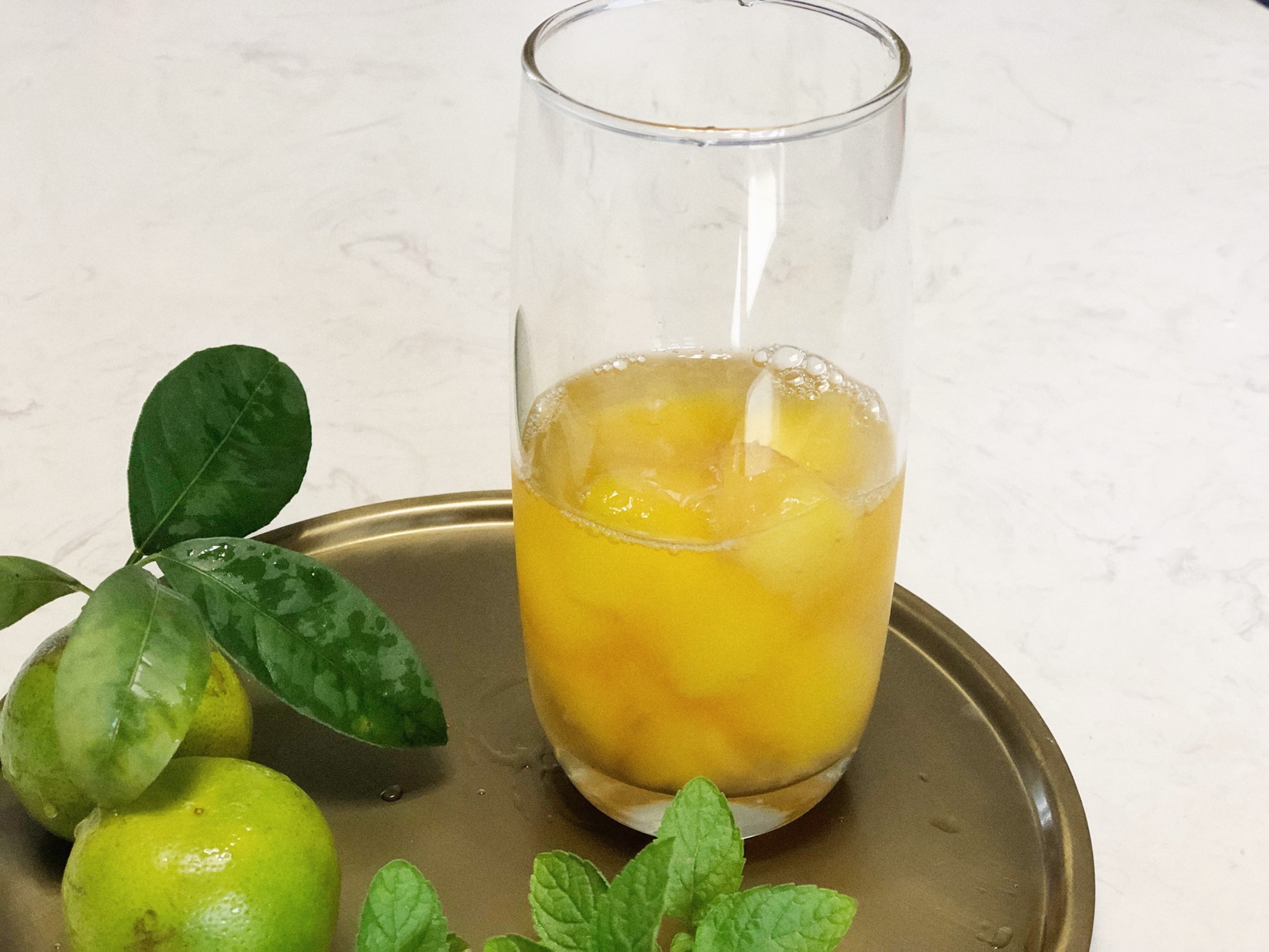 5分钟做出从头爽到脚的夏日冷饮—黄桃柠檬苏打的做法 步骤2