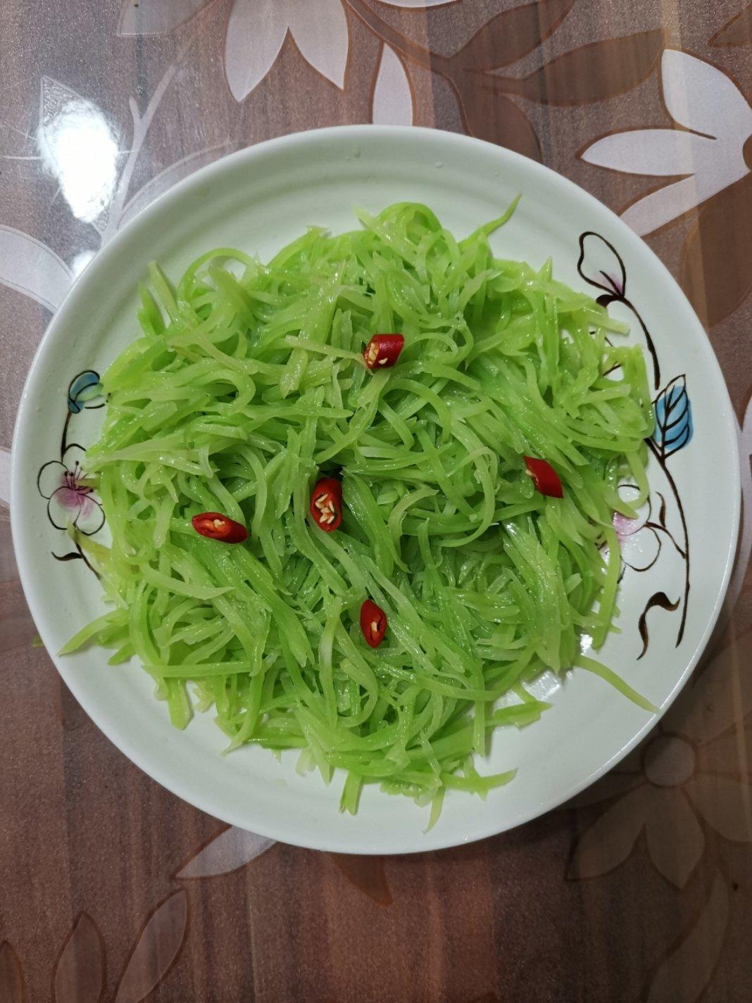 吃货阿狸猫做的清炒莴笋丝