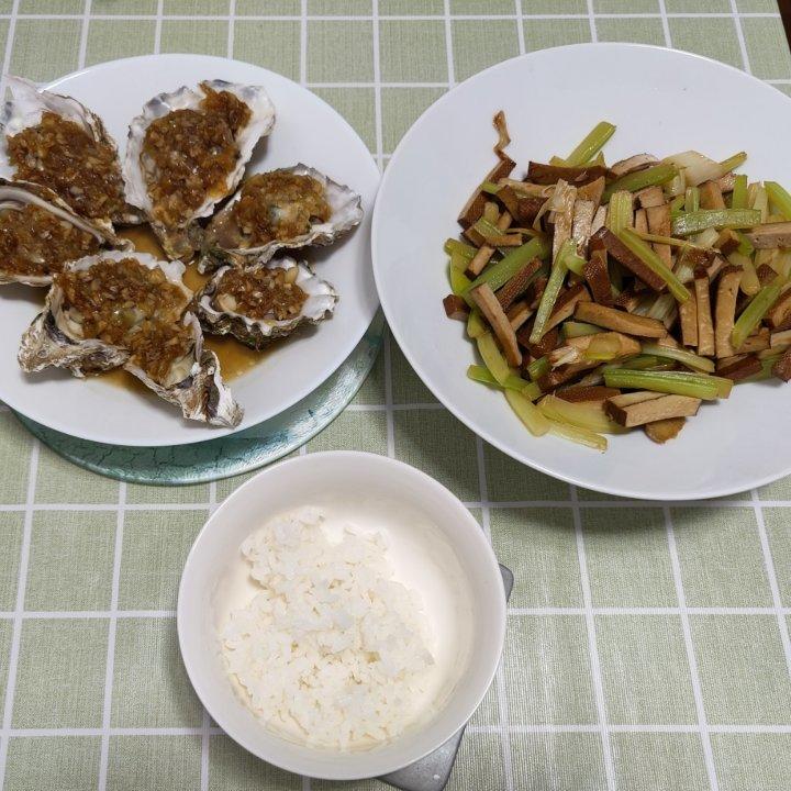 午餐晚餐简单快手下饭菜芹菜炒香干