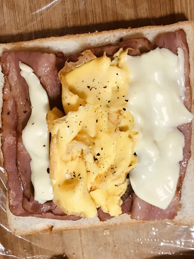 黄金奶酪培根蛋三明治—快手早餐的做法
