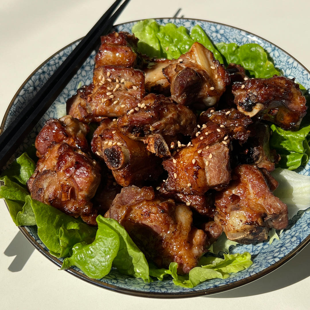 外焦里嫩！好吃到舔手指的蒜香烤排骨