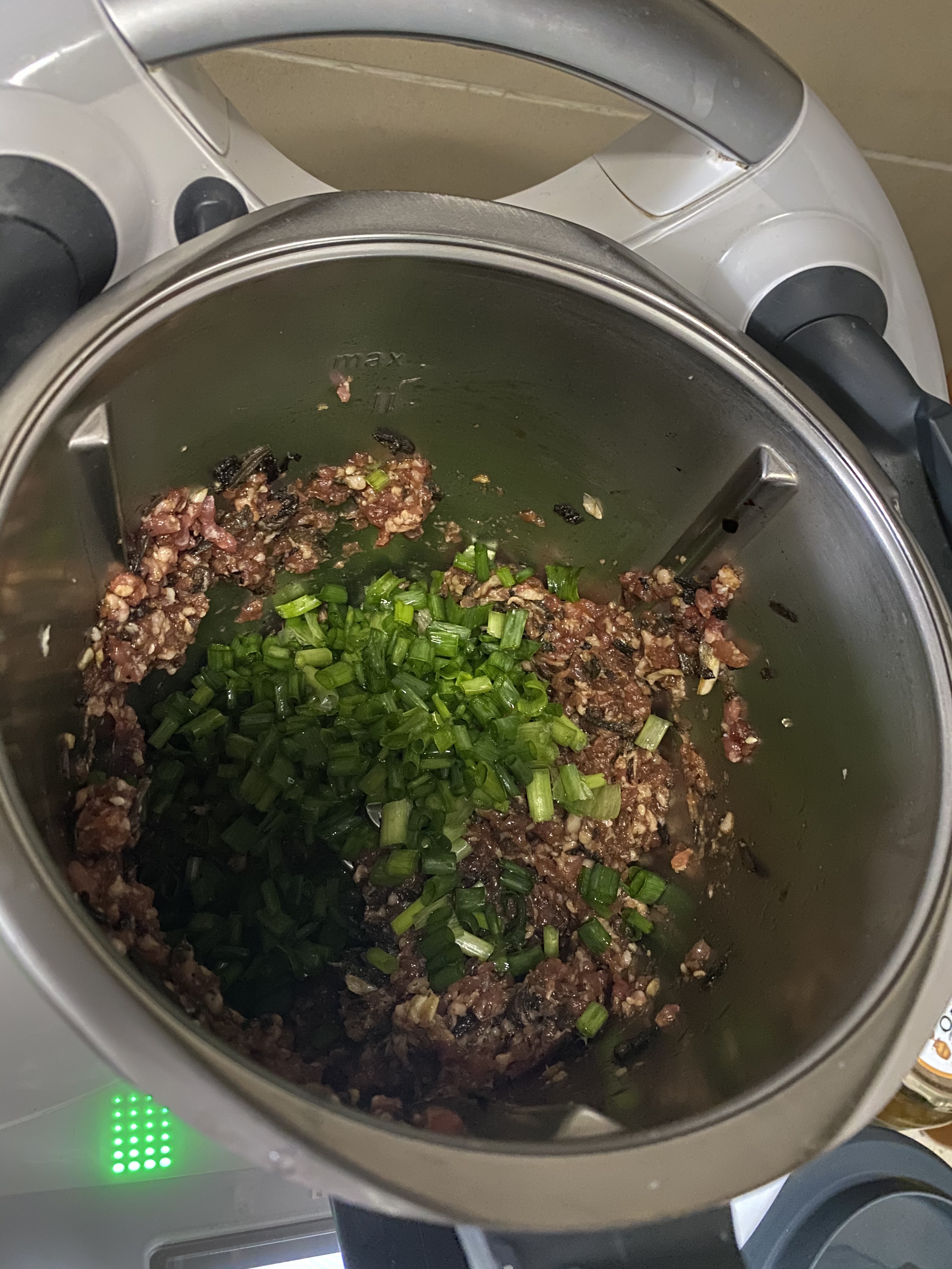 小美版梅干菜肉锅盔的做法 步骤4