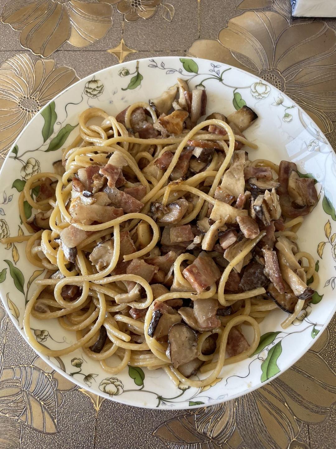 牛奶培根蘑菇意面（牛奶代替了奶油）