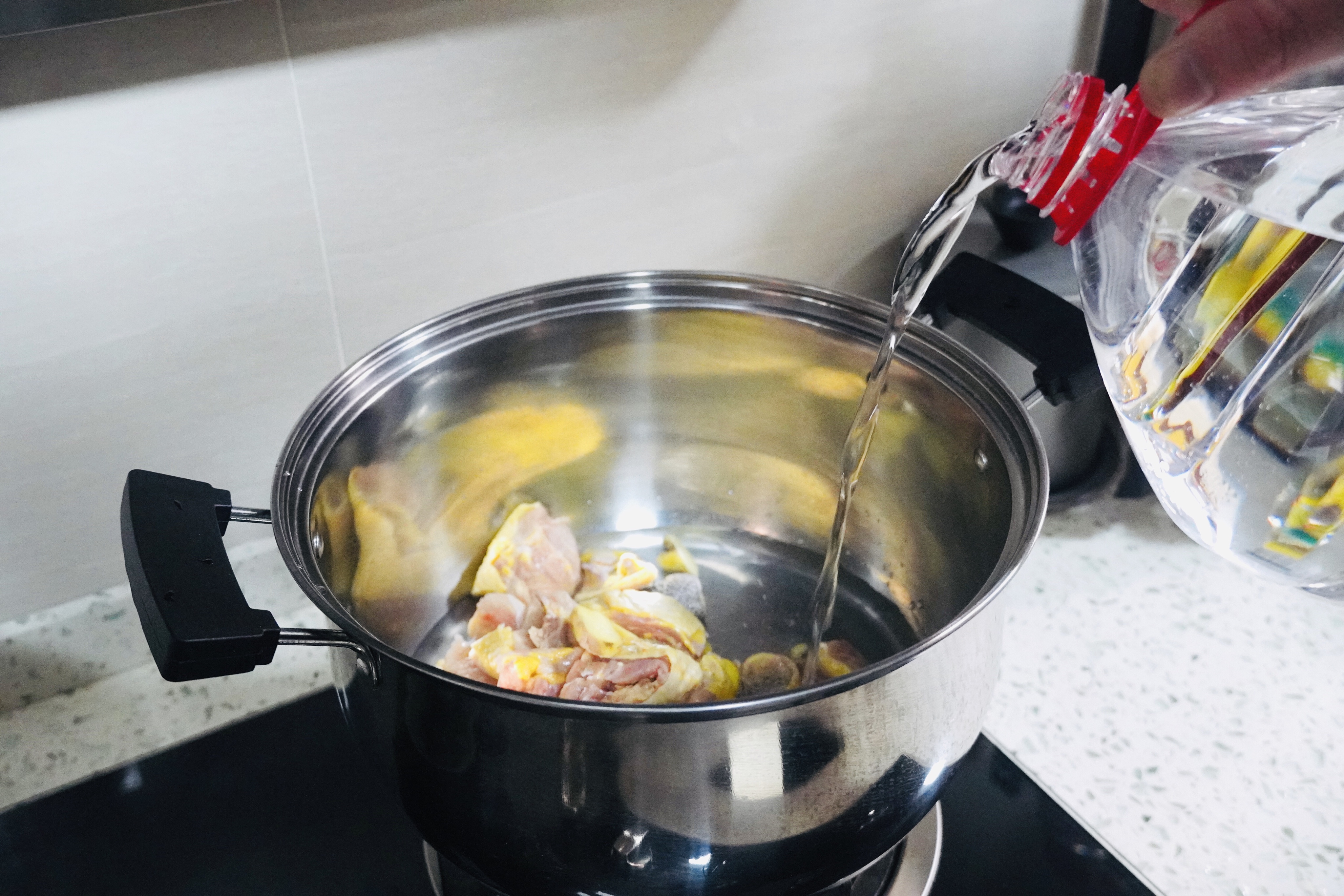 羊肚菌炖鸡汤的做法 步骤3