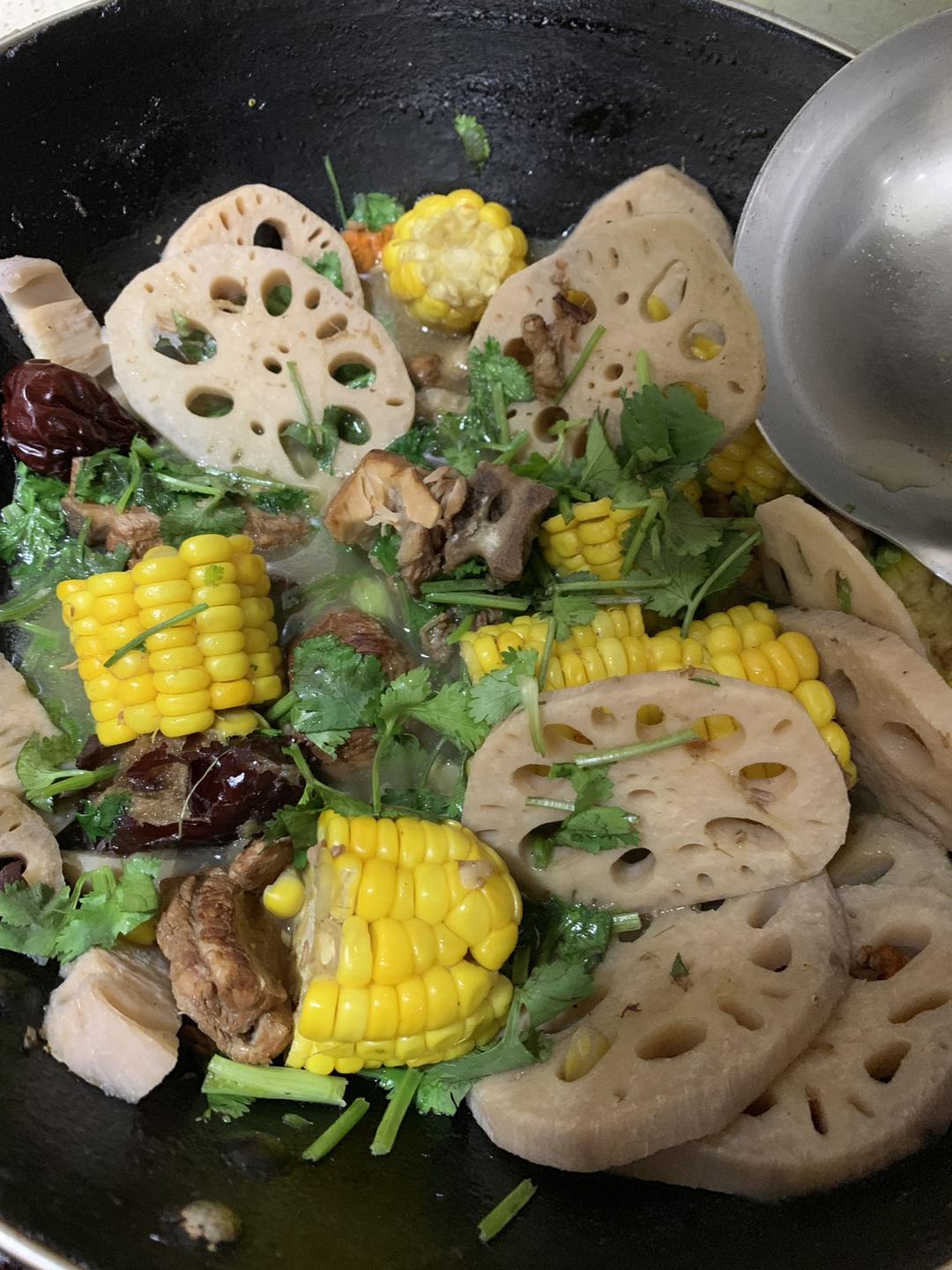 莲藕玉米排骨汤的做法