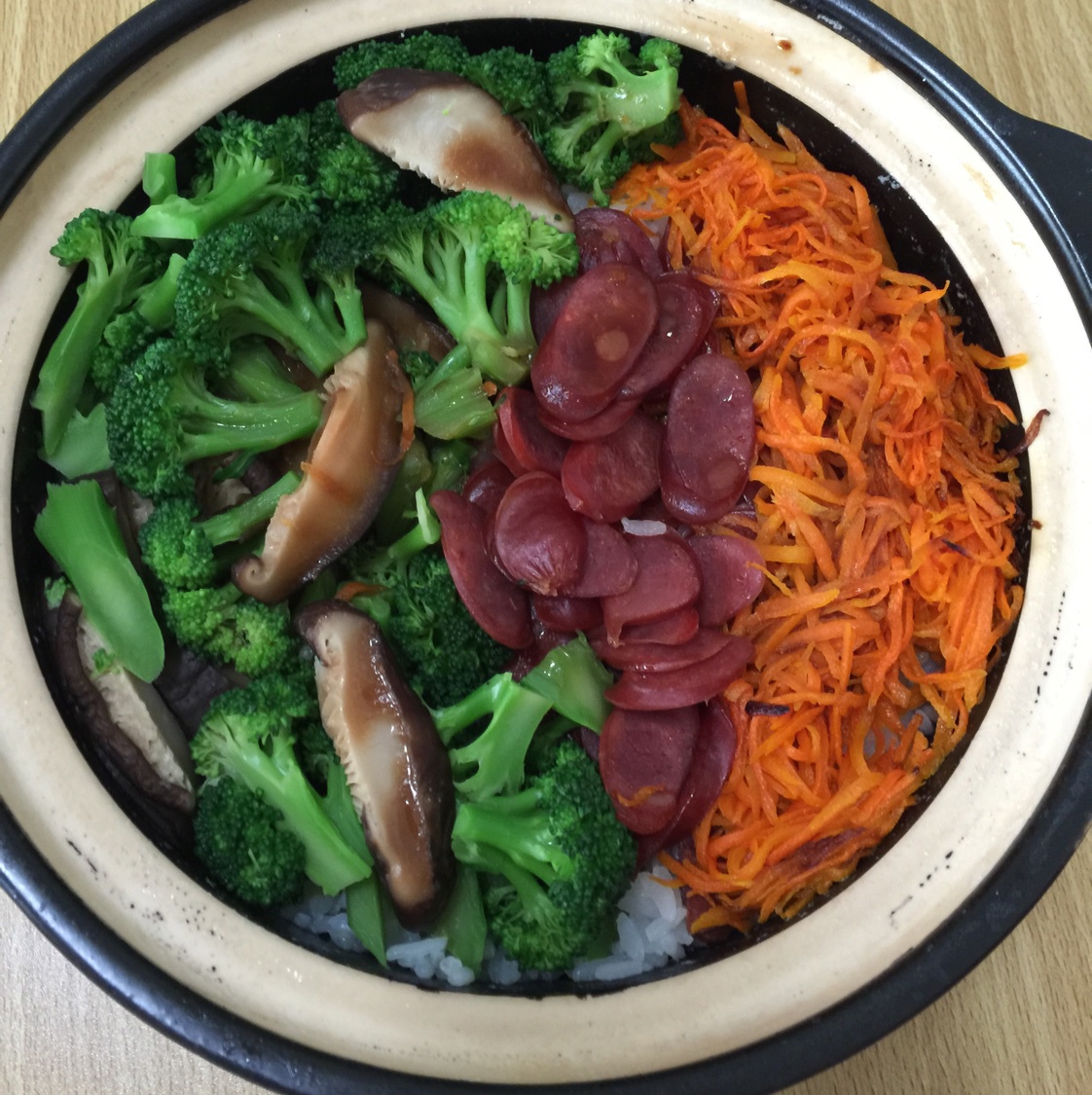 广式腊味煲仔饭