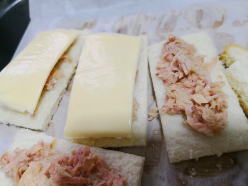 快手早餐：金枪鱼奶酪土司的做法 步骤2