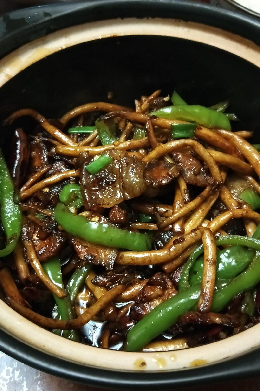 五花肉干锅茶树菇