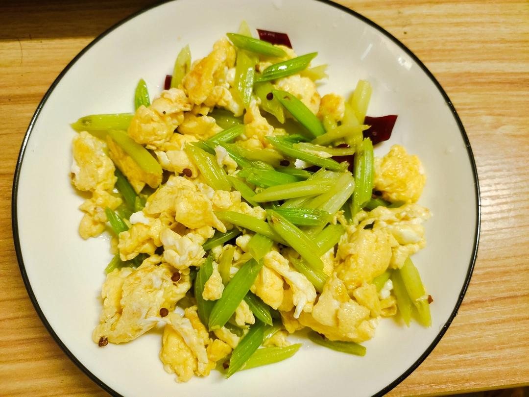 芹菜炒鸡蛋