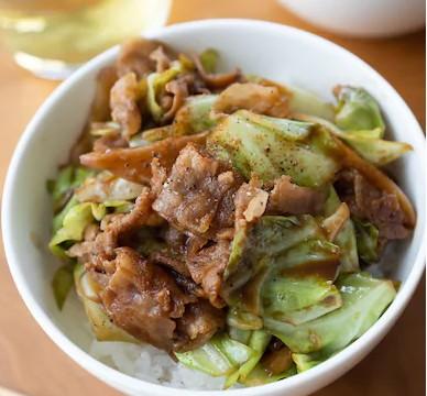 猪肉甘蓝菜盖浇饭的做法