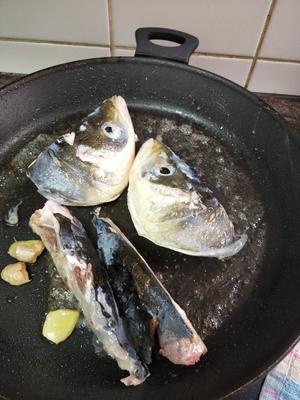 天麻川芎白芷炖鱼头的做法 步骤3