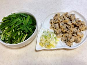 韭菜炒蛤蜊肉的做法 步骤1