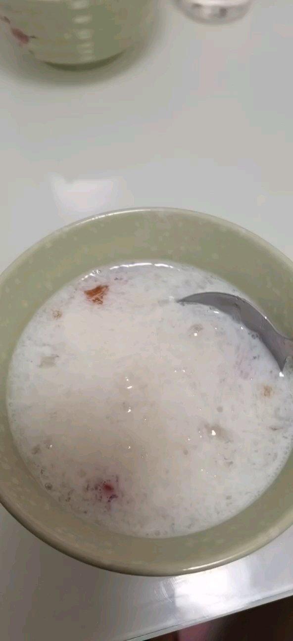 《桃胶皂角米雪燕银耳牛奶羹》据说一碗等于敷30片面膜的功效