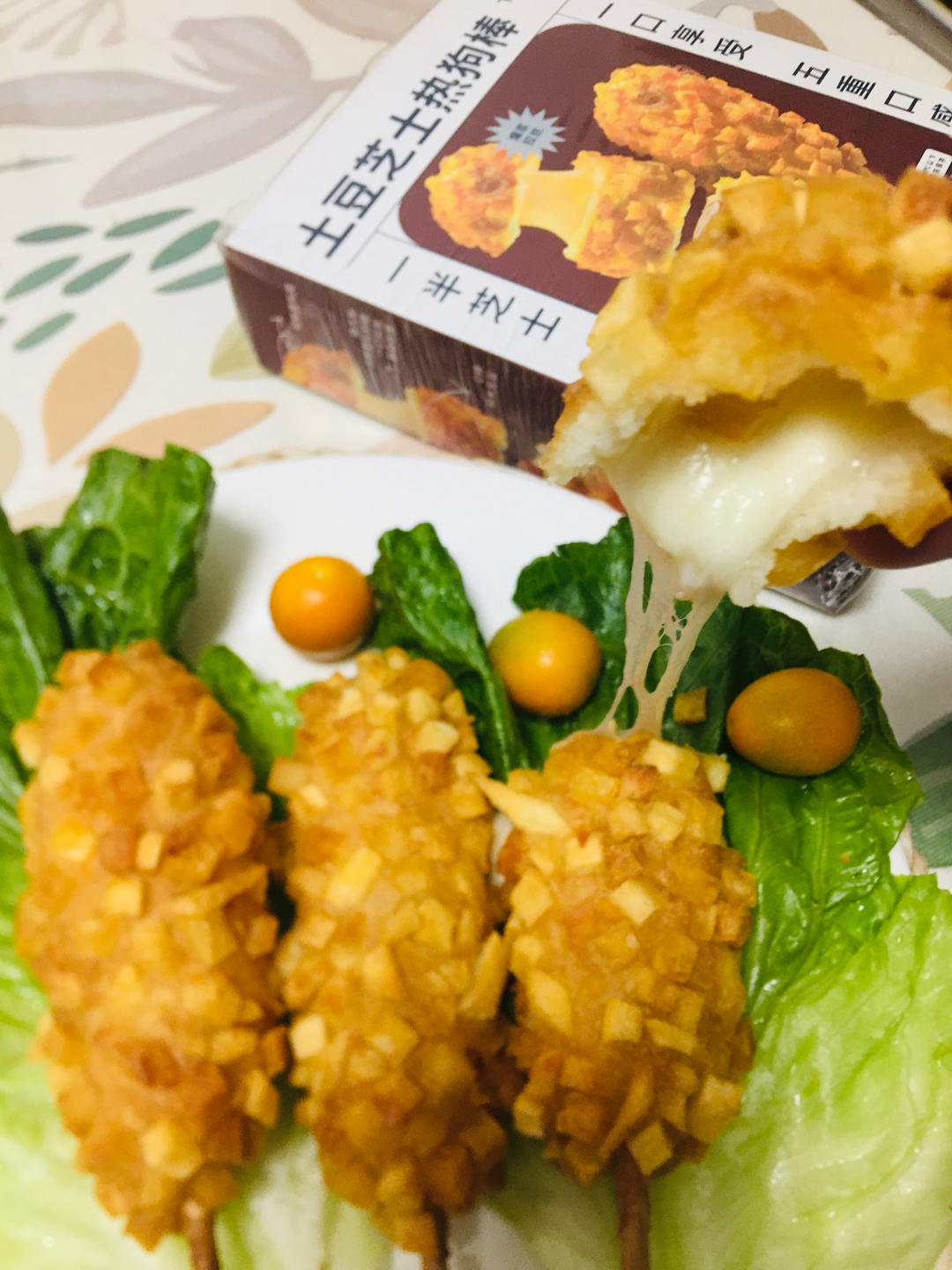 冬日精致快手下午茶（土豆芝士热狗棒沙拉 + 橙汁伏特加）