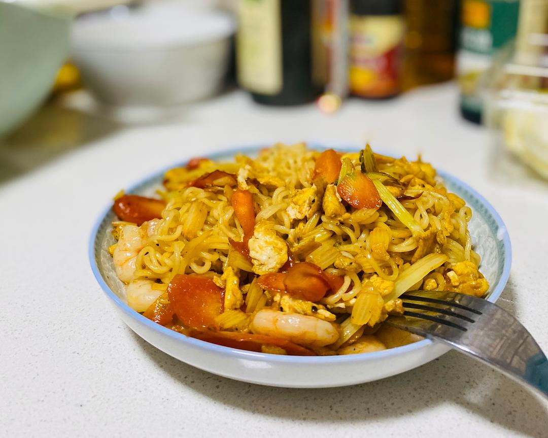 黑椒虾仁胡萝卜炒面的做法