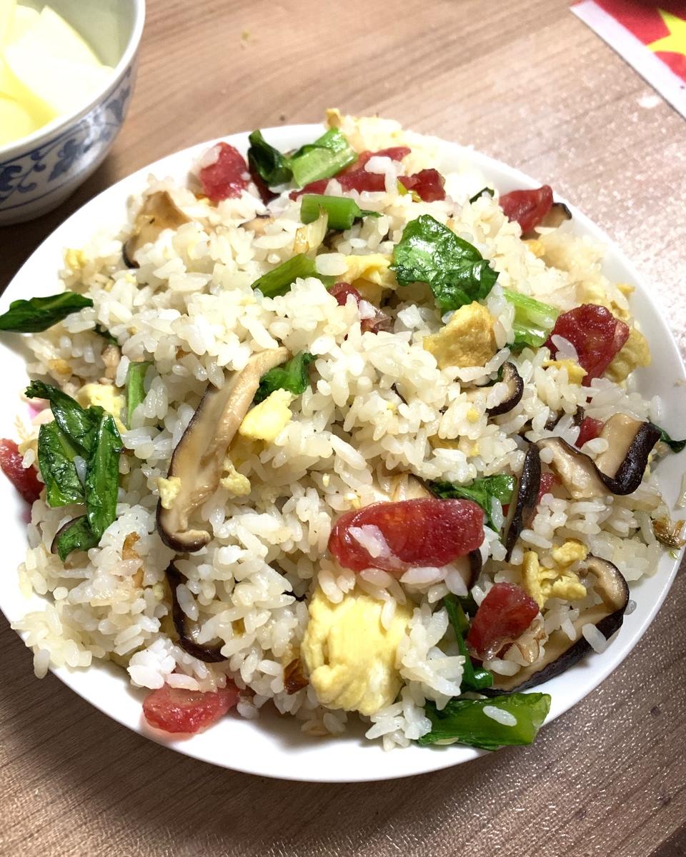 腊肠香菇青菜炒饭