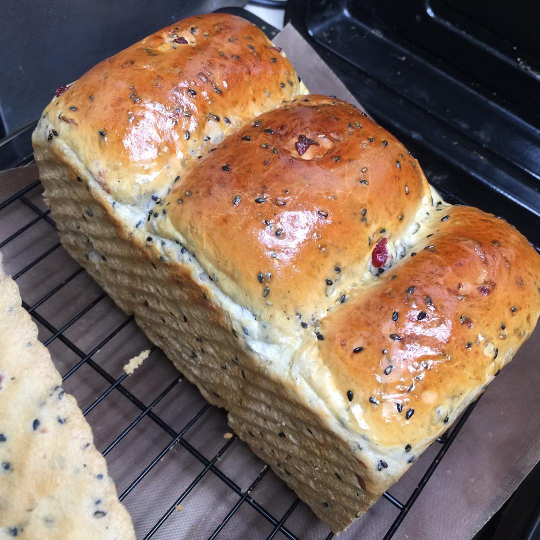 超好吃的黑芝麻蔓越莓吐司