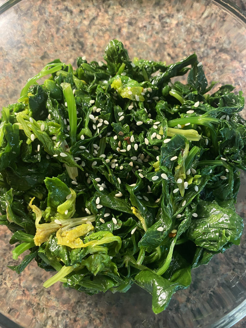 简单的凉拌芹菜叶