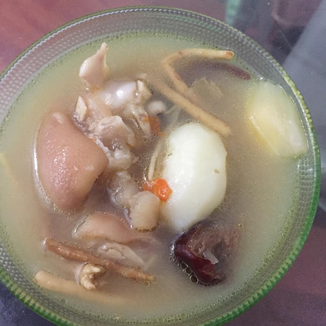 卟甜做的药膳猪蹄汤