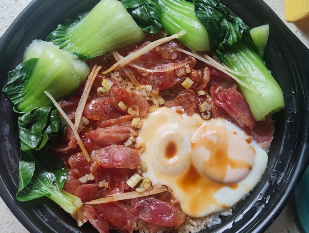 广式腊味煲仔饭