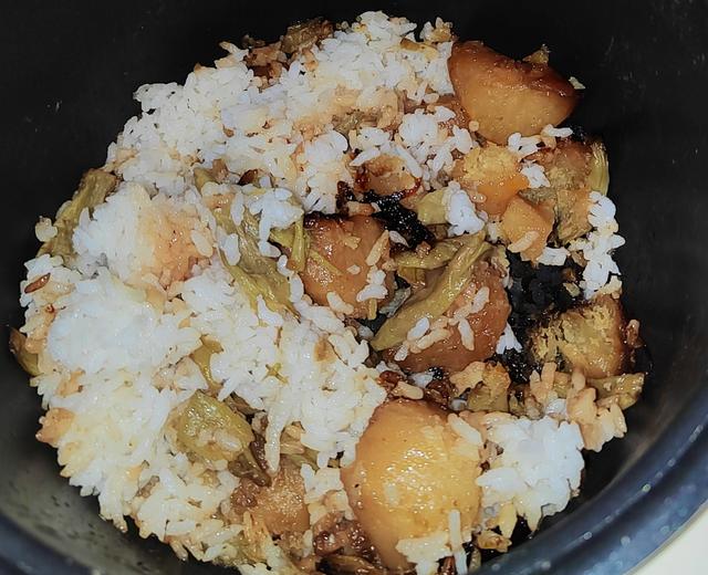老豆角土豆焖饭（剩米饭的消耗）的做法