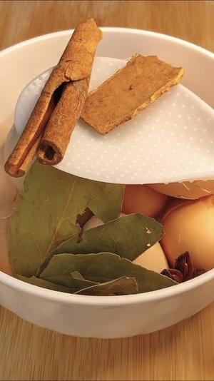 五香茶叶卤鸡蛋的做法 步骤6