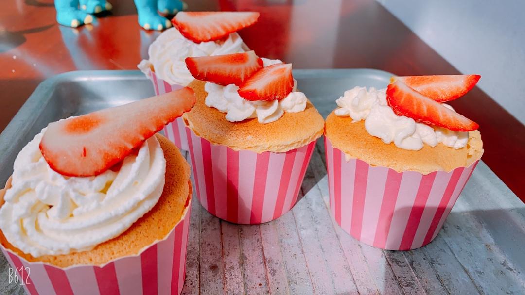 戚风纸杯奶油蛋糕