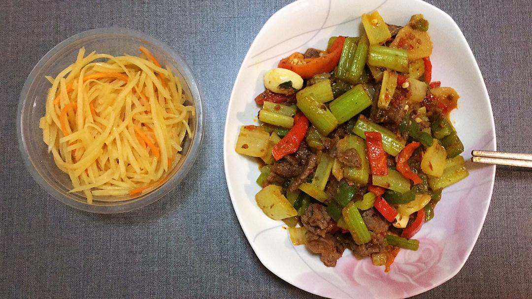 牛肉炒芹菜(不老不柴嫩滑多汁)