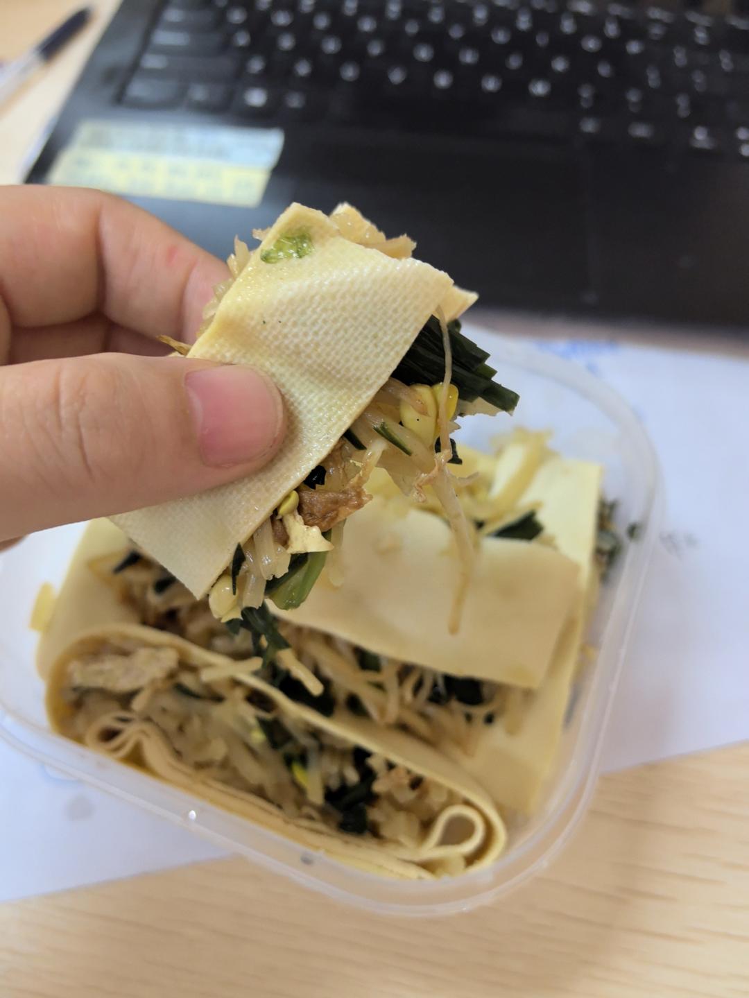 豆皮包韭菜豆芽鸡蛋