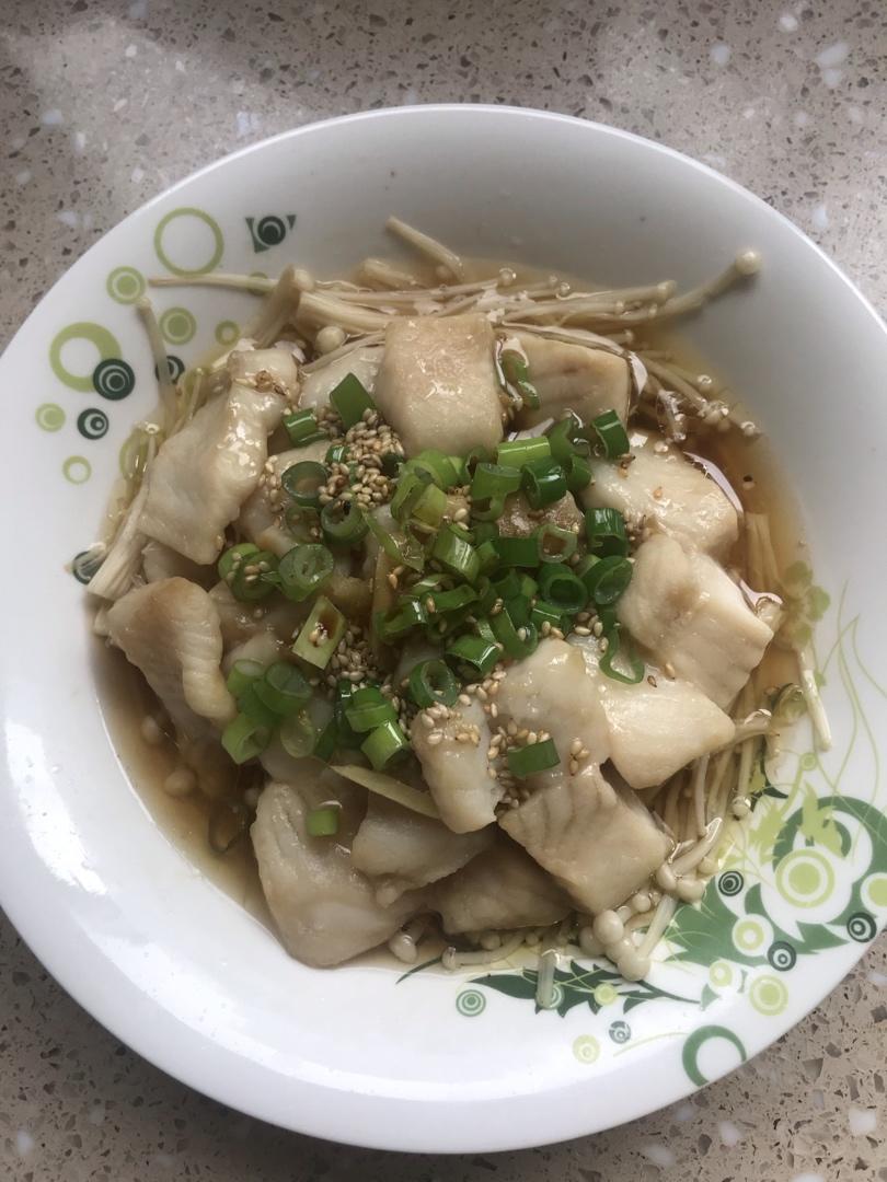 清蒸金针菇龙利鱼