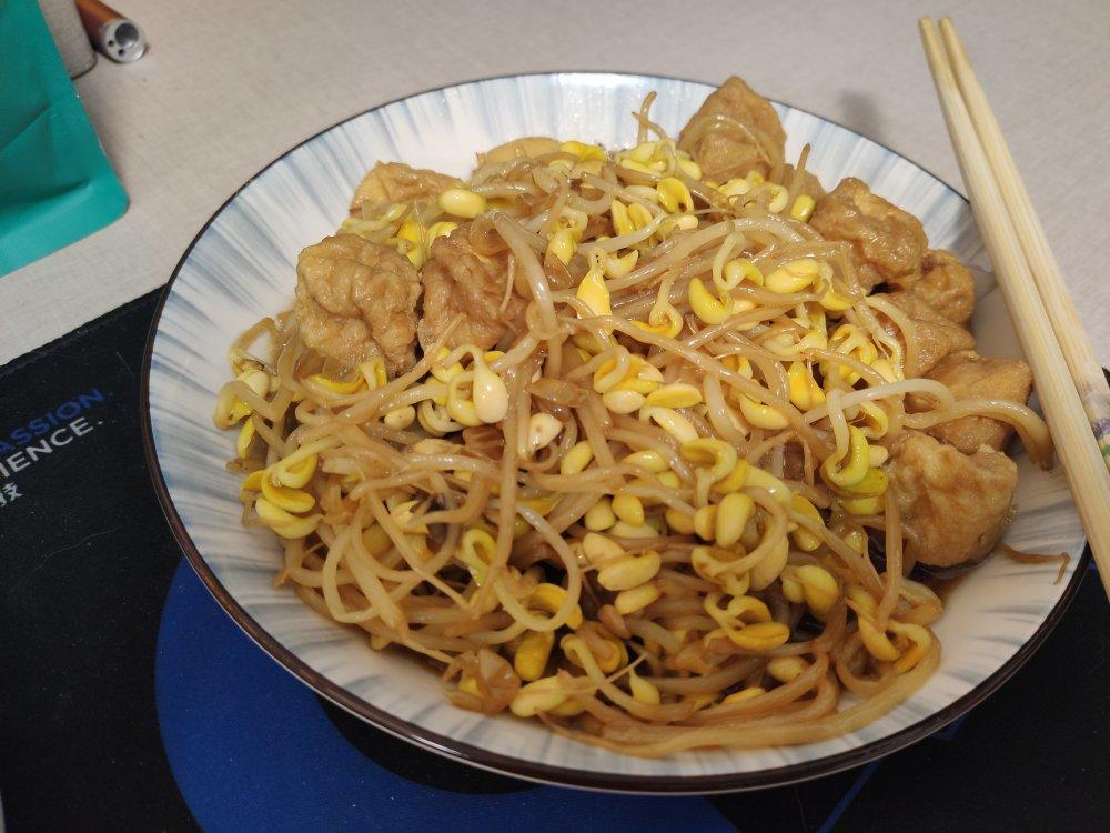 黄豆芽炒油豆腐