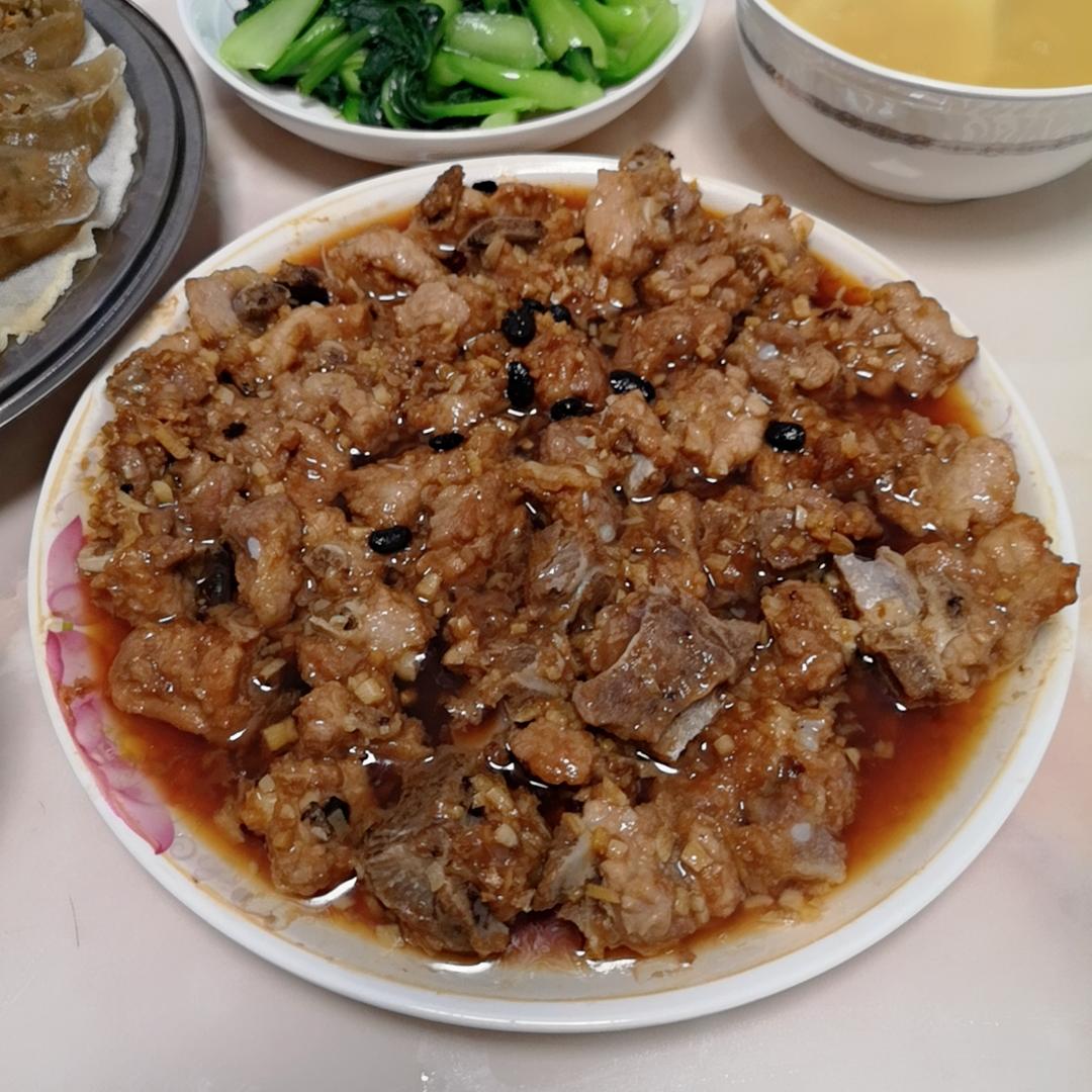 小朋友抢着吃简单且营养的清蒸排骨