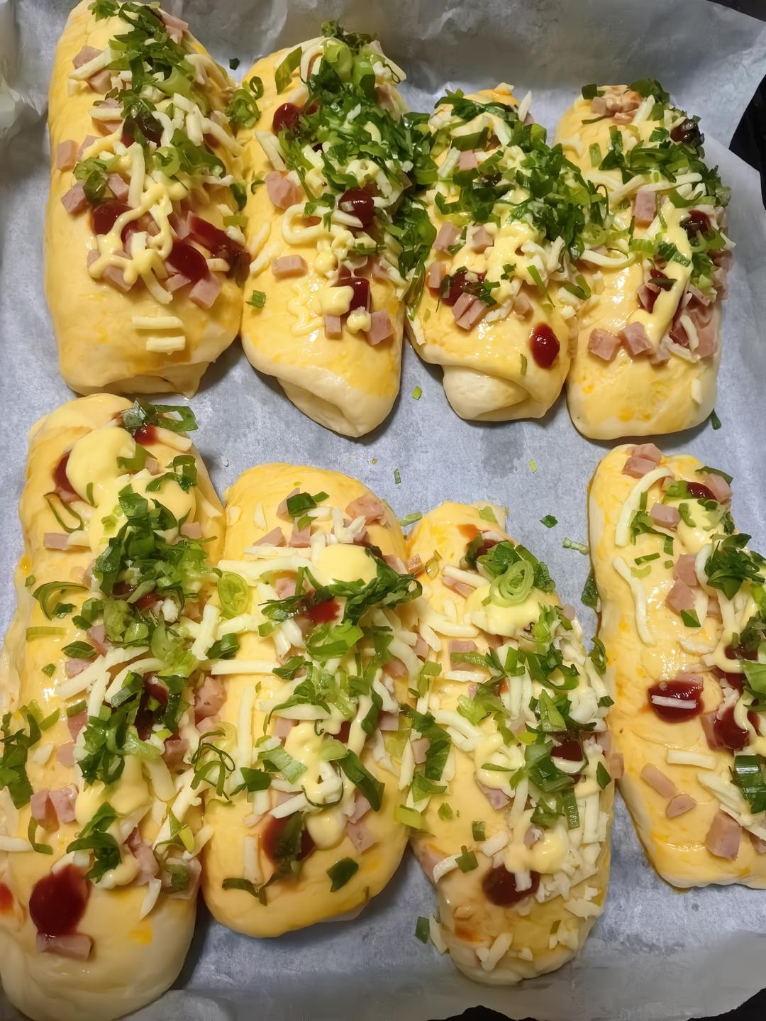 超级好吃的香葱烤肠肉松沙拉酱面包