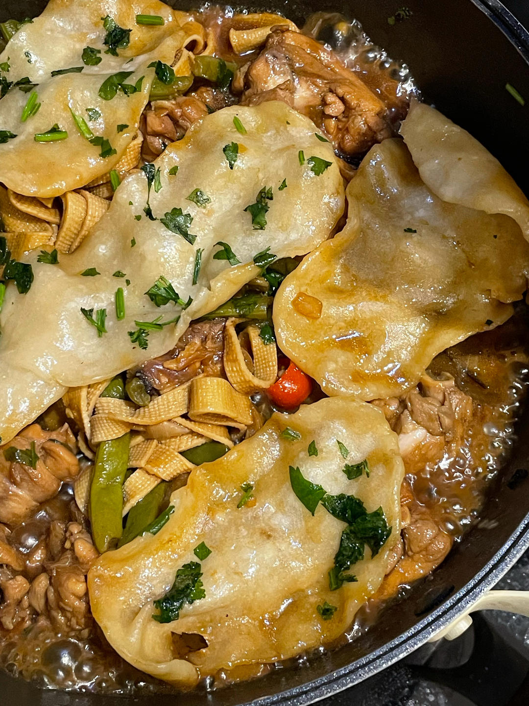居家铁锅炖，鸡腿杏鲍菇贴饼子