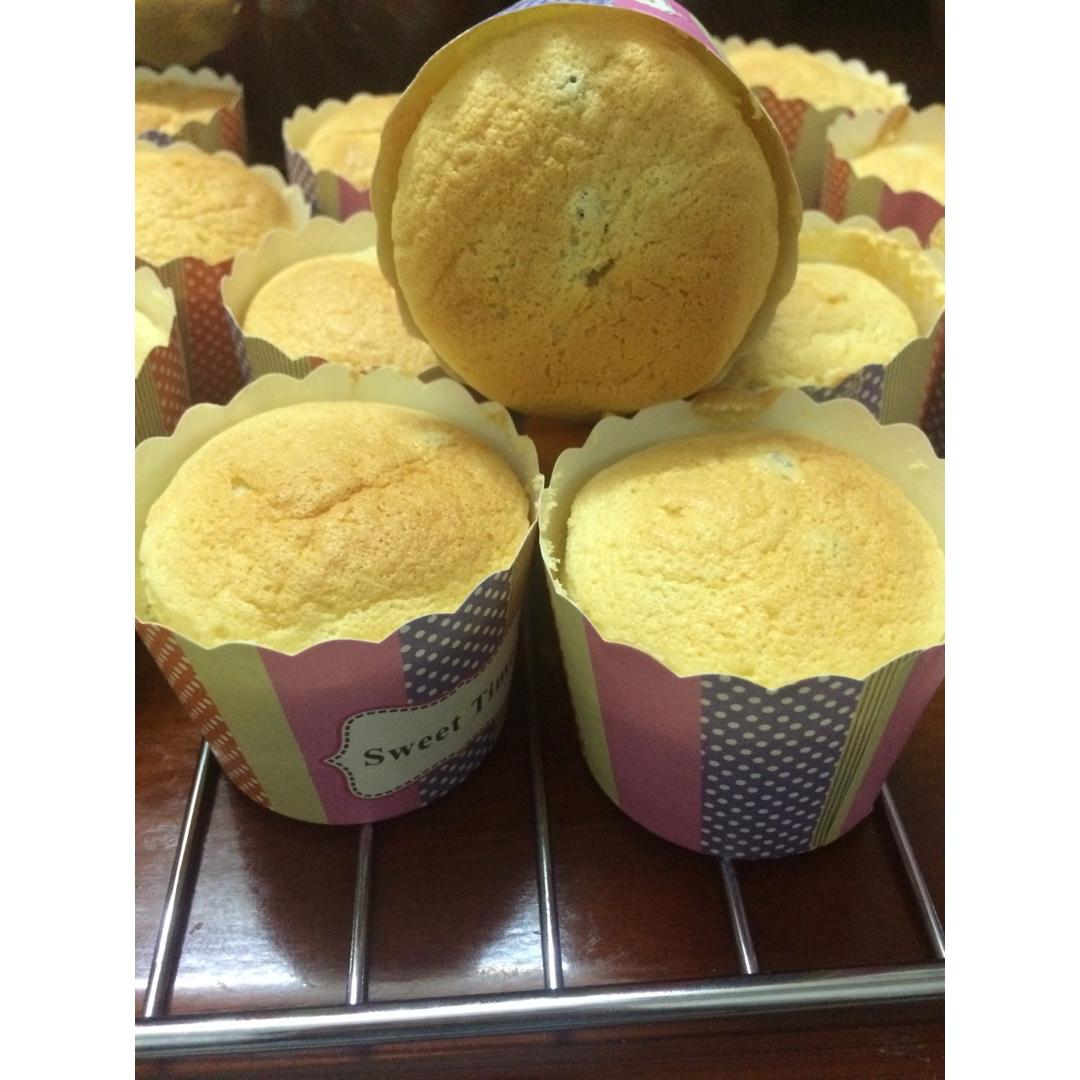 戚风杯子蛋糕^_^不开裂不回缩喔～