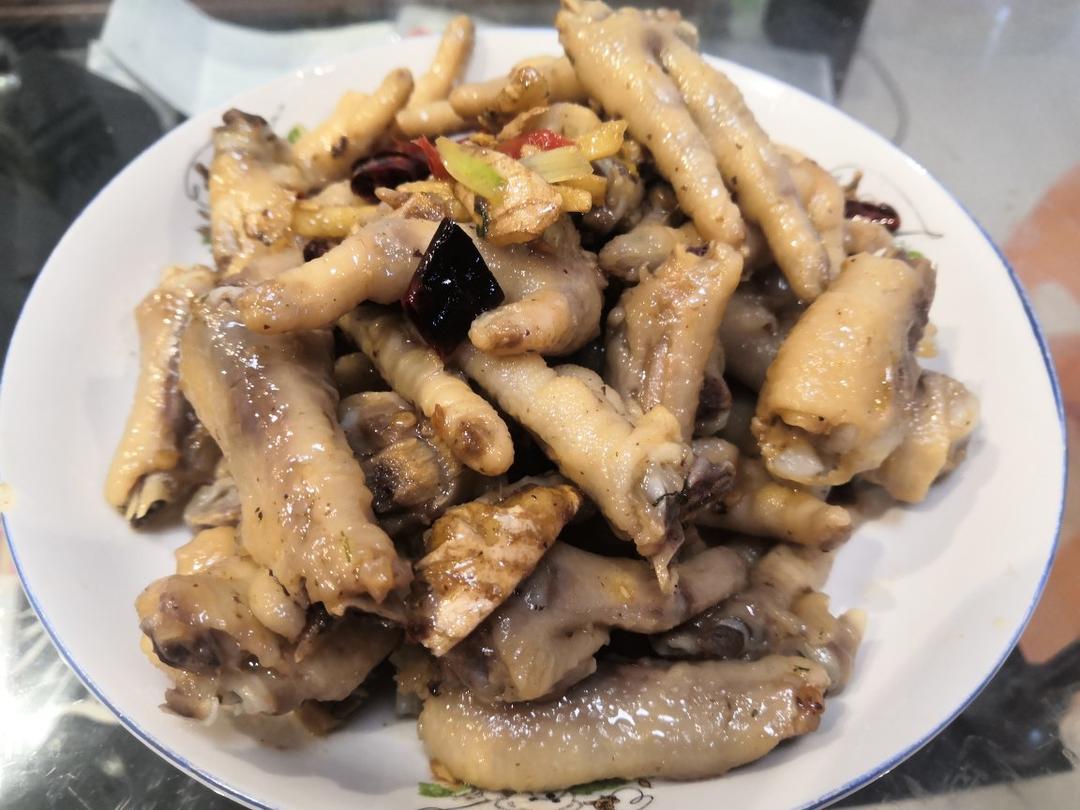 厨师长教你：“辣炒鸡爪”的家常做法，口感和味道都很赞，收藏了